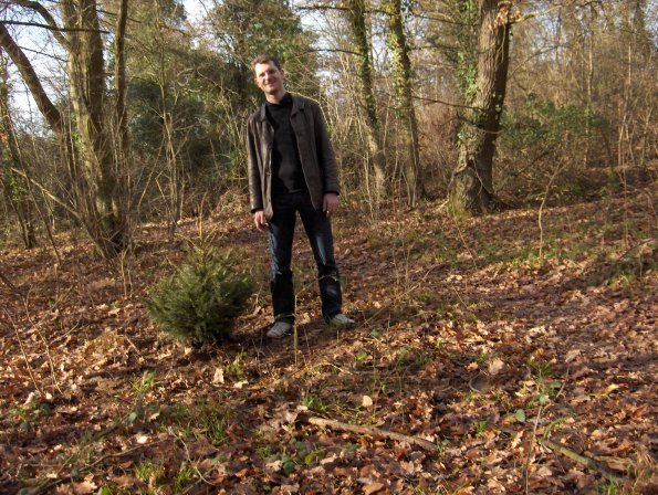 Papa à côté de mon arbre.