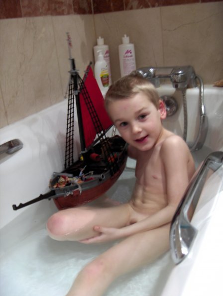 Bain et bateau corsaire.