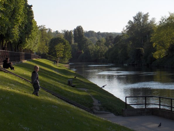 Devant la maison de Poissy, la Seine.